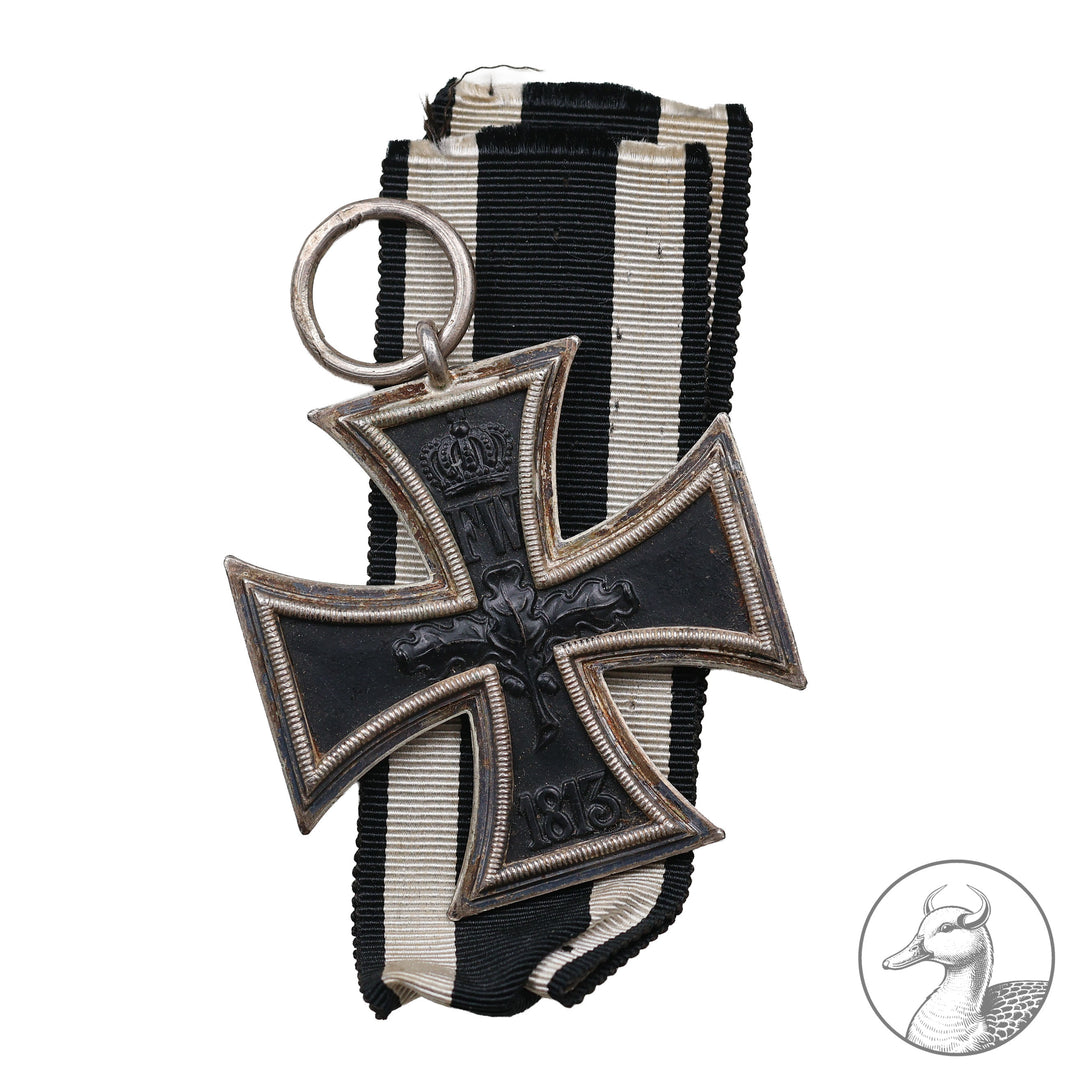 Authentisches Sammlerstück aus dem Zeitraum des Ersten Weltkrieges. Eisernes Kreuz 2. Klasse 1914 vom Hersteller Carl Dillenius .Im Bandring gepunzt CD 800 mit dem dazugehörigen Band, im sehr gutem sammelwürdigem Zustand.
