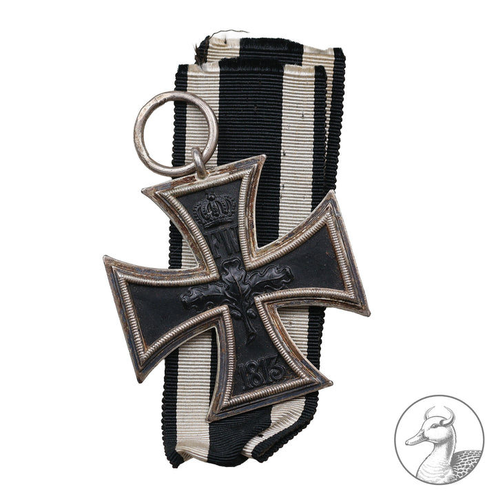 Authentisches Sammlerstück aus dem Zeitraum des Ersten Weltkrieges. Eisernes Kreuz 2. Klasse 1914 vom Hersteller Carl Dillenius .Im Bandring gepunzt CD 800 mit dem dazugehörigen Band, im sehr gutem sammelwürdigem Zustand.
