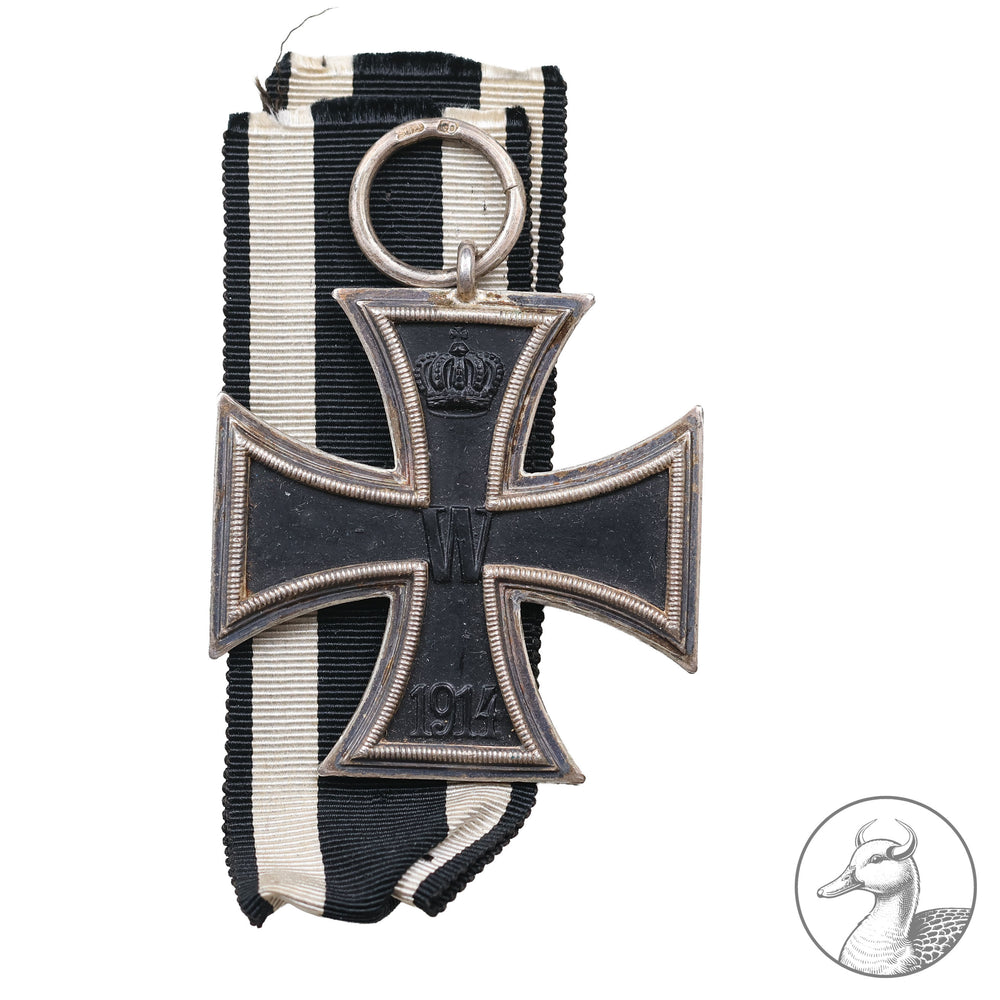Authentisches Sammlerstück aus dem Zeitraum des Ersten Weltkrieges. Eisernes Kreuz 2. Klasse 1914 vom Hersteller Carl Dillenius .Im Bandring gepunzt CD 800 mit dem dazugehörigen Band, im sehr gutem sammelwürdigem Zustand.

