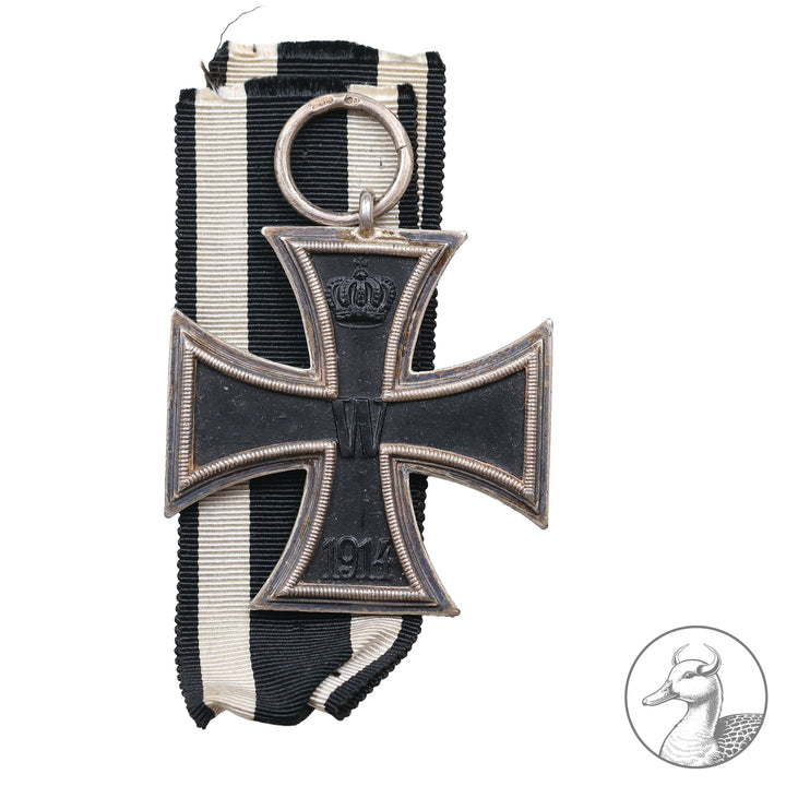 Authentisches Sammlerstück aus dem Zeitraum des Ersten Weltkrieges. Eisernes Kreuz 2. Klasse 1914 vom Hersteller Carl Dillenius .Im Bandring gepunzt CD 800 mit dem dazugehörigen Band, im sehr gutem sammelwürdigem Zustand.

