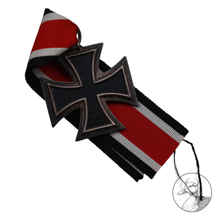 Orden Eisernes Kreuz 2. Klasse EK II 2. Weltkrieg&nbsp;

Authentisches Sammlerstück aus dem Zeitraum des Zweiten Weltkrieges. Eisernes Kreuz zweiter Klasse am Band im sammelwürdigen Zustand des Herstellers Julius Maurer aus Oberstein