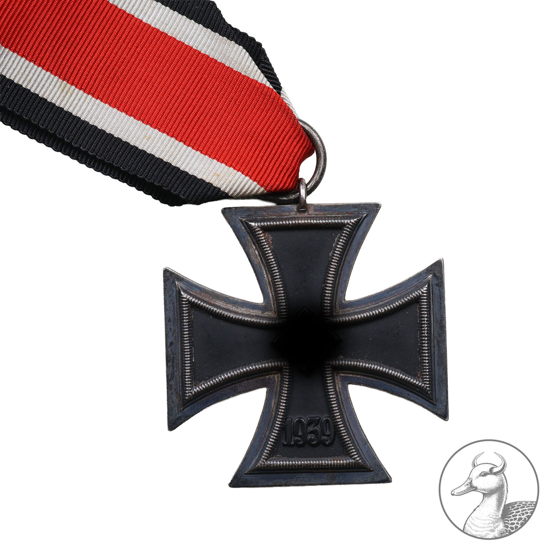 Orden Eisernes Kreuz 2. Klasse EK II 2. Weltkrieg&nbsp;

Authentisches Sammlerstück aus dem Zeitraum des Zweiten Weltkrieges. Eisernes Kreuz zweiter Klasse am Band im sammelwürdigen Zustand des Herstellers Julius Maurer aus Oberstein