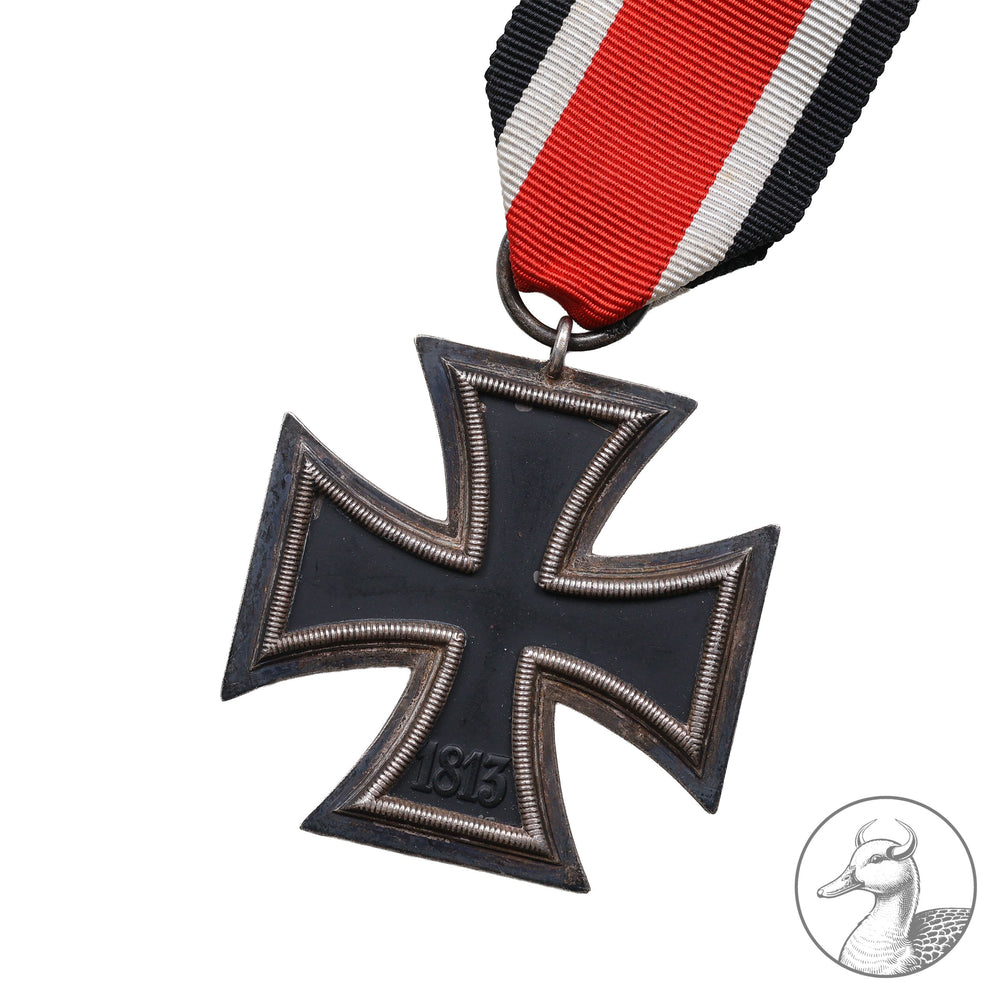 Orden Eisernes Kreuz 2. Klasse EK II 2. Weltkrieg&nbsp;

Authentisches Sammlerstück aus dem Zeitraum des Zweiten Weltkrieges. Eisernes Kreuz zweiter Klasse am Band im sammelwürdigen Zustand des Herstellers Julius Maurer aus Oberstein
