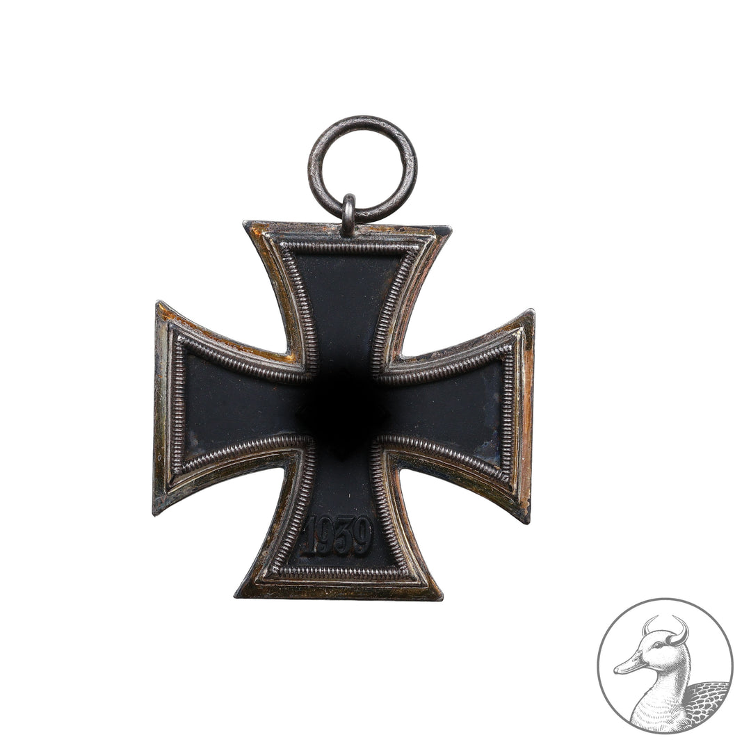 Orden Eisernes Kreuz 2. Klasse EK II 2. Weltkrieg 1939&nbsp;

Authentisches Sammlerstück aus dem Zeitraum des Zweiten Weltkrieges. Eisernes Kreuz zweiter Klasse im gebrauchten aber sammelwürdigem Zustand.