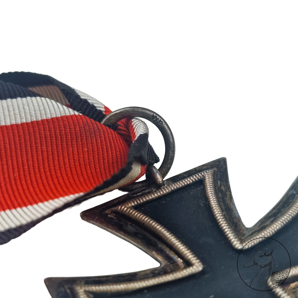 Orden Eisernes Kreuz 2. Klasse EK II 2. Weltkrieg 1939&nbsp;

Authentisches Sammlerstück aus dem Zeitraum des Zweiten Weltkrieges. Eisernes Kreuz zweiter Klasse am Band im gebrauchten aber sammelwürdigem Zustand.&nbsp;