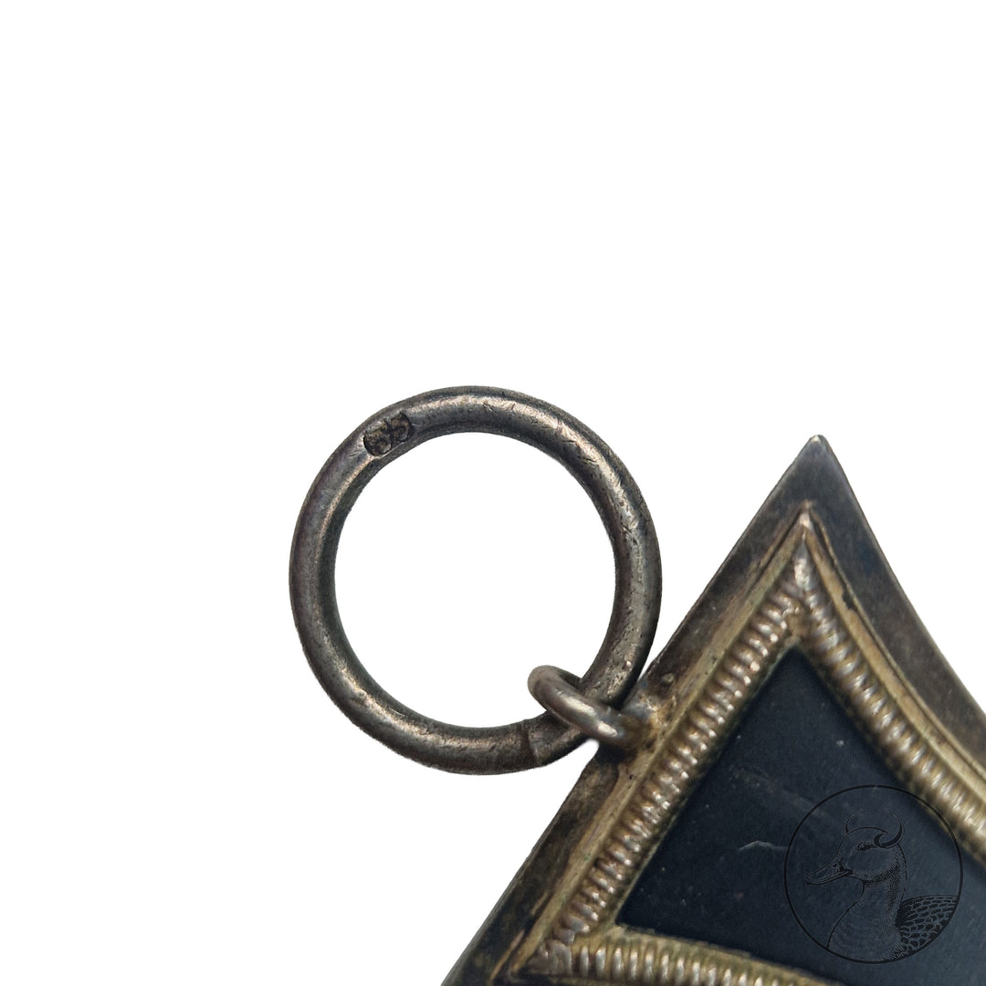 Orden Eisernes Kreuz 2. Klasse EK II 2. Weltkrieg 1939&nbsp;

Authentisches Sammlerstück aus dem Zeitraum des Zweiten Weltkrieges. Eisernes Kreuz zweiter Klasse vom Hersteller J.E.Hammer und Söhne aus Geringswalde im guten sammelwürdigem Zustand. Siehe Bilder.