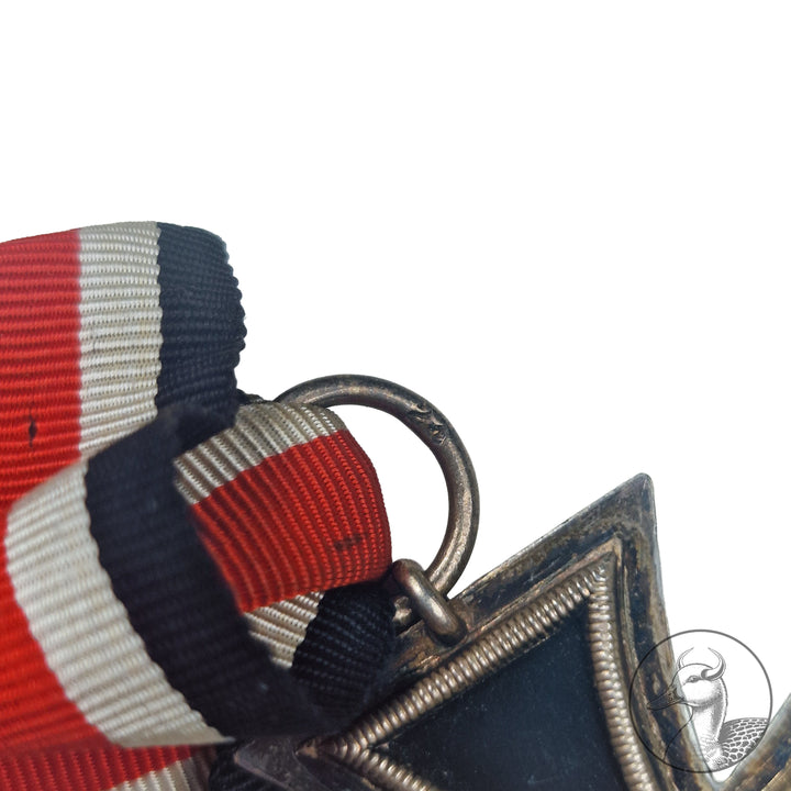 Orden Eisernes Kreuz 2. Klasse EK II 2. Weltkrieg 1939&nbsp;

Authentisches Sammlerstück aus dem Zeitraum des Zweiten Weltkrieges. Eisernes Kreuz zweiter Klasse am Band im gebrauchten aber sammelwürdigem Zustand.&nbsp;