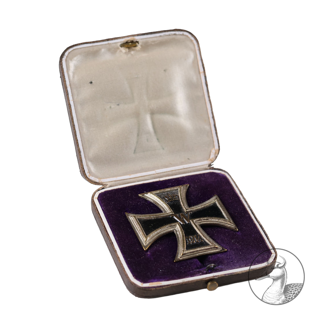 Gut erhaltenes Eisernes Kreuz 1. Klasse 1914 im frühen braunen Etui ohne Herstellermarkierung im sammelwürdigen Zustand.