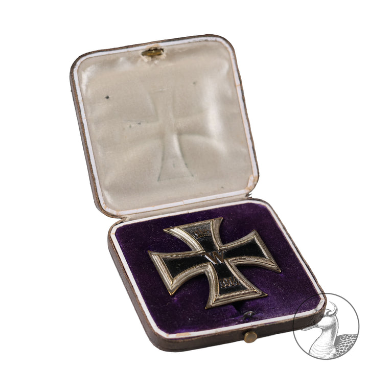 Gut erhaltenes Eisernes Kreuz 1. Klasse 1914 im frühen braunen Etui ohne Herstellermarkierung im sammelwürdigen Zustand.