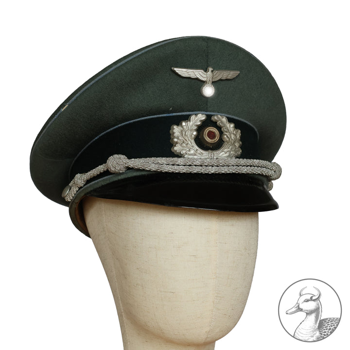 Originale Offiziers-Schirmmütze der Wehrmacht (Heer) Transporttruppe – Hersteller Erel, Berlin

Authentisches und seltenes Sammlerstück aus dem Zeitraum des Dritten Reiches, gefertigt vom renommierten Hersteller Erel (Robert Lubstein, Berlin). Offizier Transporttruppe