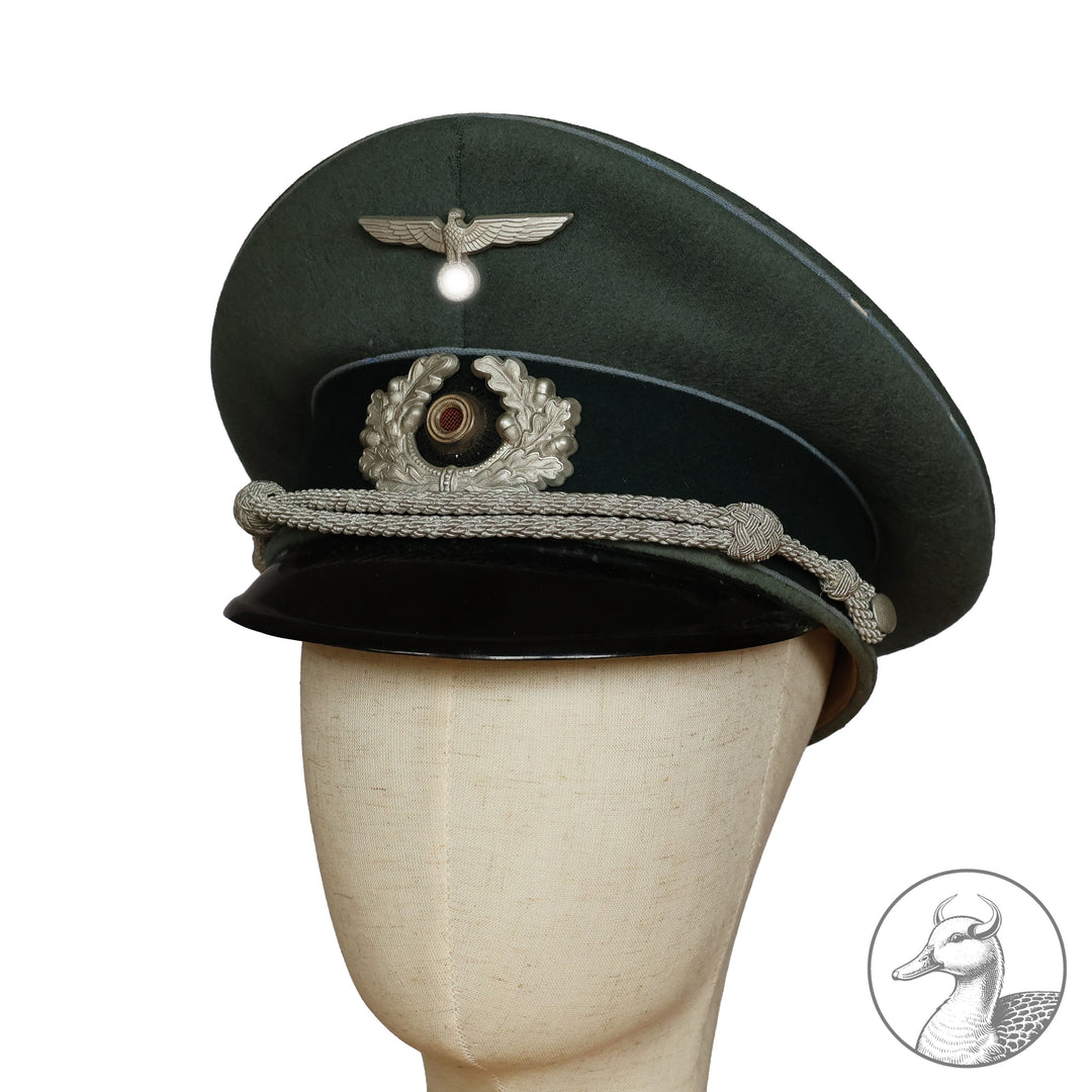 Originale Offiziers-Schirmmütze der Wehrmacht (Heer) Transporttruppe – Hersteller Erel, Berlin

Authentisches und seltenes Sammlerstück aus dem Zeitraum des Dritten Reiches, gefertigt vom renommierten Hersteller Erel (Robert Lubstein, Berlin). Offizier Transporttruppe
