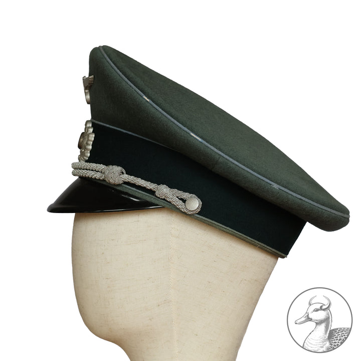 Originale Offiziers-Schirmmütze der Wehrmacht (Heer) Transporttruppe – Hersteller Erel, Berlin

Authentisches und seltenes Sammlerstück aus dem Zeitraum des Dritten Reiches, gefertigt vom renommierten Hersteller Erel (Robert Lubstein, Berlin). Offizier Transporttruppe