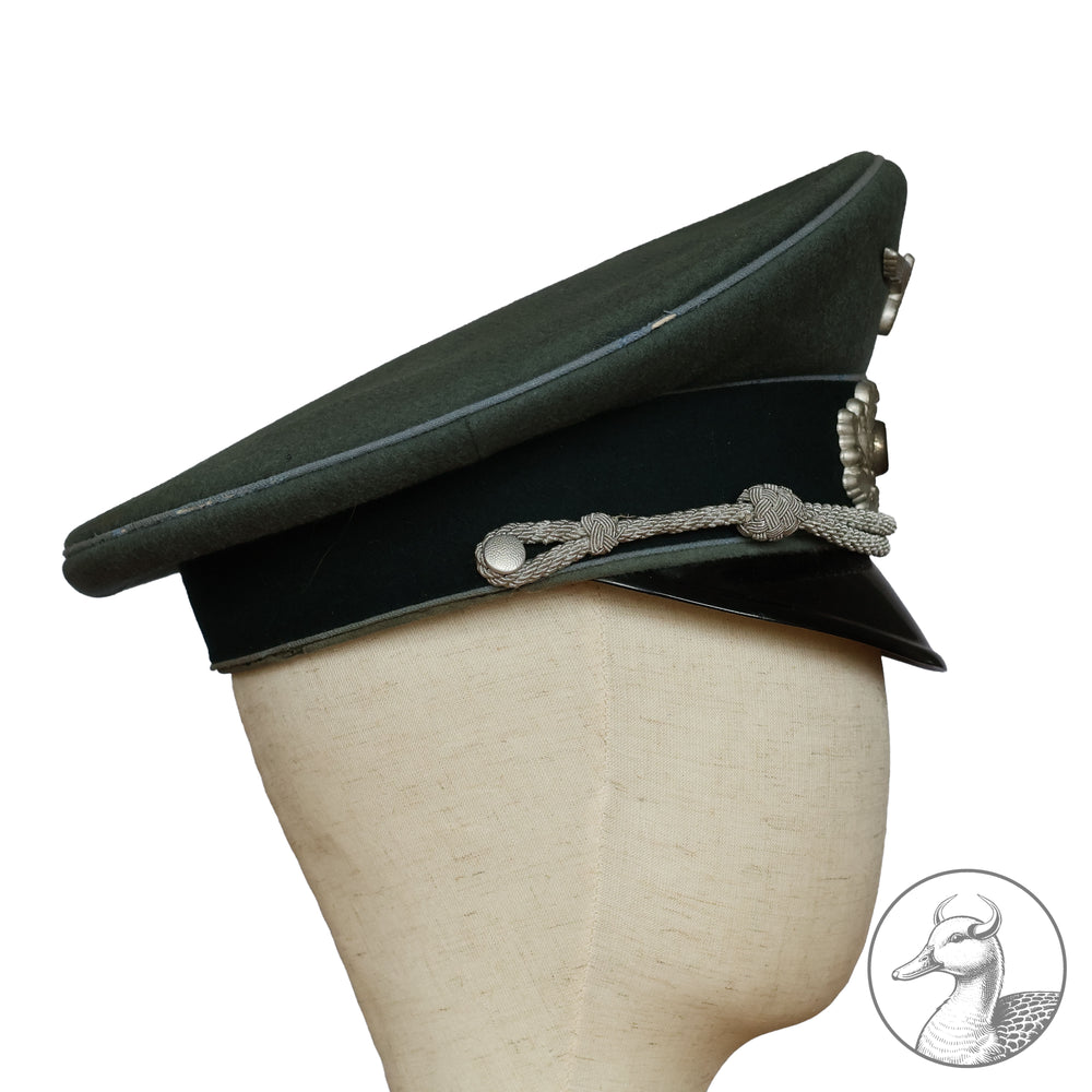 Originale Offiziers-Schirmmütze der Wehrmacht (Heer) Transporttruppe – Hersteller Erel, Berlin

Authentisches und seltenes Sammlerstück aus dem Zeitraum des Dritten Reiches, gefertigt vom renommierten Hersteller Erel (Robert Lubstein, Berlin). Offizier Transporttruppe