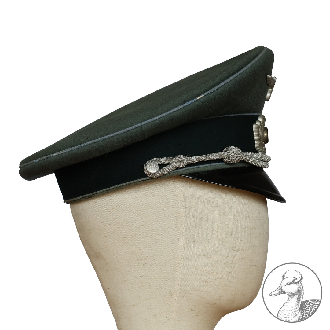 Originale Offiziers-Schirmmütze der Wehrmacht (Heer) Transporttruppe – Hersteller Erel, Berlin

Authentisches und seltenes Sammlerstück aus dem Zeitraum des Dritten Reiches, gefertigt vom renommierten Hersteller Erel (Robert Lubstein, Berlin). Offizier Transporttruppe