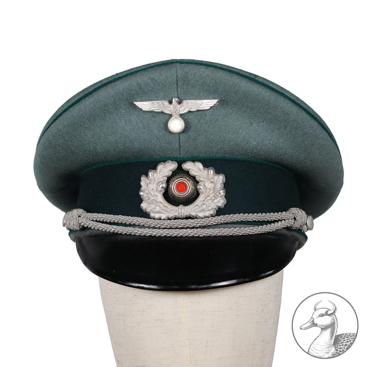 Originale Schirmmütze für Offizier in der Heeresverwaltung von EREL Kleiderkasse Berlin.

Authentisches und seltenes Sammlerstück aus dem Zeitraum des Dritten Reiches. Getragene Schirmmütze von Erel für Offiziere der Heeresverwaltung der Wehrmacht im gebrauchten aber sammelwürdigen Zustand.