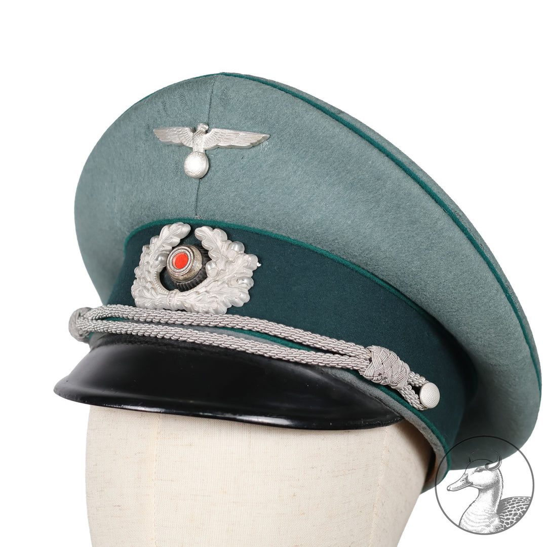 Originale Schirmmütze für Offizier in der Heeresverwaltung von EREL Kleiderkasse Berlin.

Authentisches und seltenes Sammlerstück aus dem Zeitraum des Dritten Reiches. Getragene Schirmmütze von Erel für Offiziere der Heeresverwaltung der Wehrmacht im gebrauchten aber sammelwürdigen Zustand.