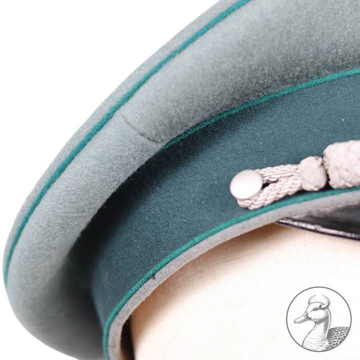 Originale Schirmmütze für Offizier in der Heeresverwaltung von EREL Kleiderkasse Berlin.

Authentisches und seltenes Sammlerstück aus dem Zeitraum des Dritten Reiches. Getragene Schirmmütze von Erel für Offiziere der Heeresverwaltung der Wehrmacht im gebrauchten aber sammelwürdigen Zustand.