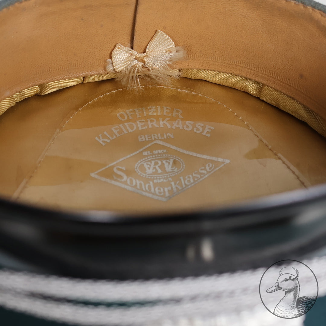 Originale Schirmmütze für Offizier in der Heeresverwaltung von EREL Kleiderkasse Berlin.

Authentisches und seltenes Sammlerstück aus dem Zeitraum des Dritten Reiches. Getragene Schirmmütze von Erel für Offiziere der Heeresverwaltung der Wehrmacht im gebrauchten aber sammelwürdigen Zustand.