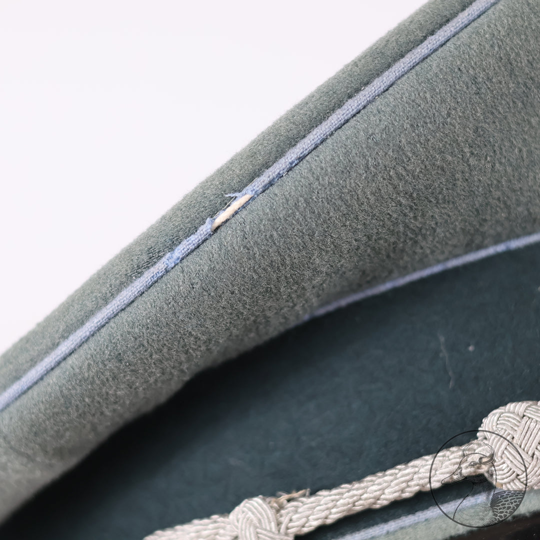 Originale Offiziers-Schirmmütze der Wehrmacht (Heer) Transporttruppe – Hersteller Erel, Berlin

Authentisches und seltenes Sammlerstück aus dem Zeitraum des Dritten Reiches, gefertigt vom renommierten Hersteller Erel (Robert Lubstein, Berlin). Offizier Transporttruppe