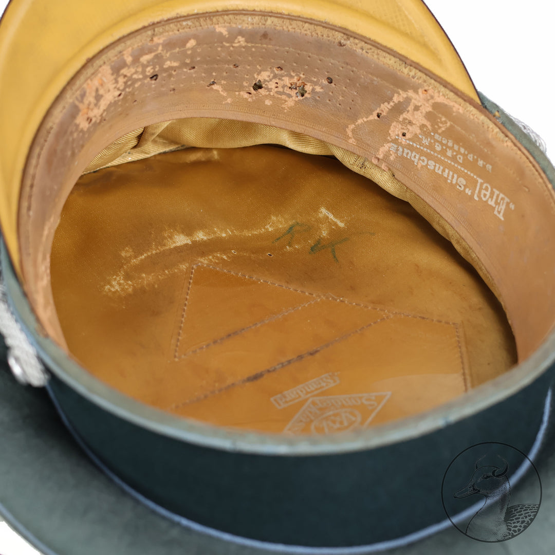 Originale Offiziers-Schirmmütze der Wehrmacht (Heer) Transporttruppe – Hersteller Erel, Berlin

Authentisches und seltenes Sammlerstück aus dem Zeitraum des Dritten Reiches, gefertigt vom renommierten Hersteller Erel (Robert Lubstein, Berlin). Offizier Transporttruppe