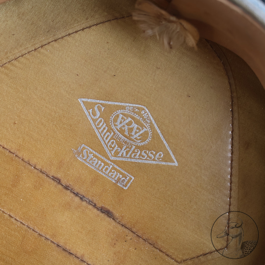 Originale Offiziers-Schirmmütze der Wehrmacht (Heer) Transporttruppe – Hersteller Erel, Berlin

Authentisches und seltenes Sammlerstück aus dem Zeitraum des Dritten Reiches, gefertigt vom renommierten Hersteller Erel (Robert Lubstein, Berlin). Offizier Transporttruppe