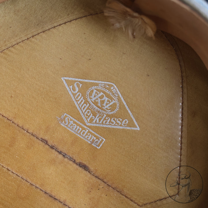 Originale Offiziers-Schirmmütze der Wehrmacht (Heer) Transporttruppe – Hersteller Erel, Berlin

Authentisches und seltenes Sammlerstück aus dem Zeitraum des Dritten Reiches, gefertigt vom renommierten Hersteller Erel (Robert Lubstein, Berlin). Offizier Transporttruppe