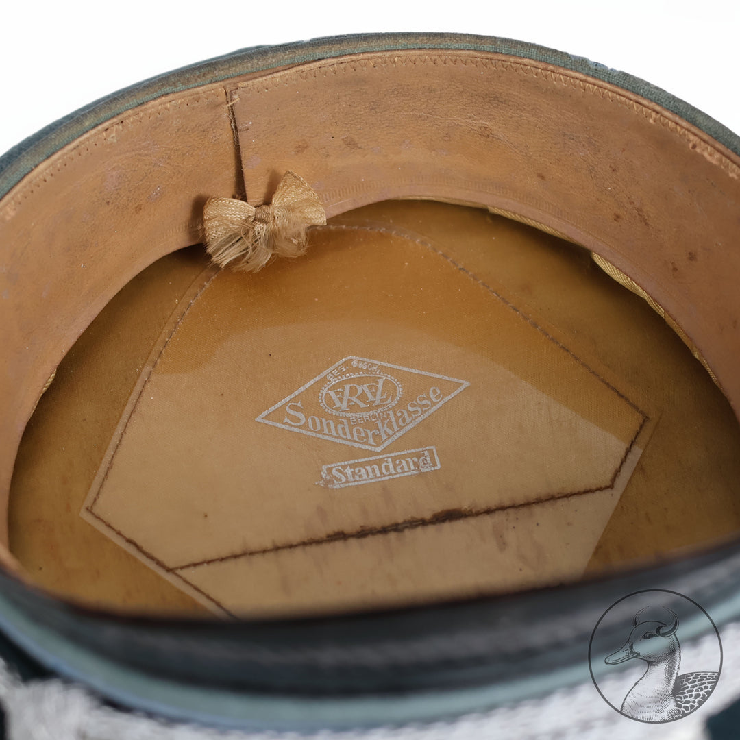 Originale Offiziers-Schirmmütze der Wehrmacht (Heer) Transporttruppe – Hersteller Erel, Berlin

Authentisches und seltenes Sammlerstück aus dem Zeitraum des Dritten Reiches, gefertigt vom renommierten Hersteller Erel (Robert Lubstein, Berlin). Offizier Transporttruppe