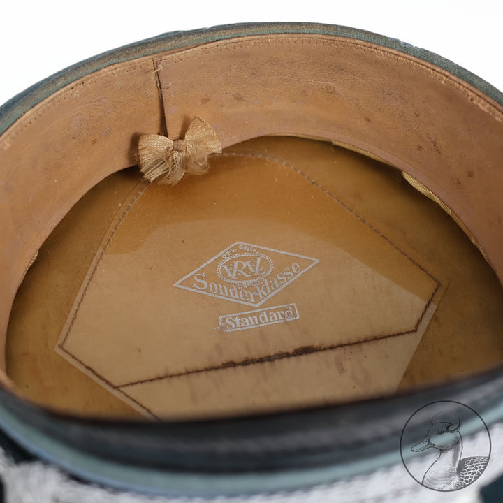 Originale Offiziers-Schirmmütze der Wehrmacht (Heer) Transporttruppe – Hersteller Erel, Berlin

Authentisches und seltenes Sammlerstück aus dem Zeitraum des Dritten Reiches, gefertigt vom renommierten Hersteller Erel (Robert Lubstein, Berlin). Offizier Transporttruppe