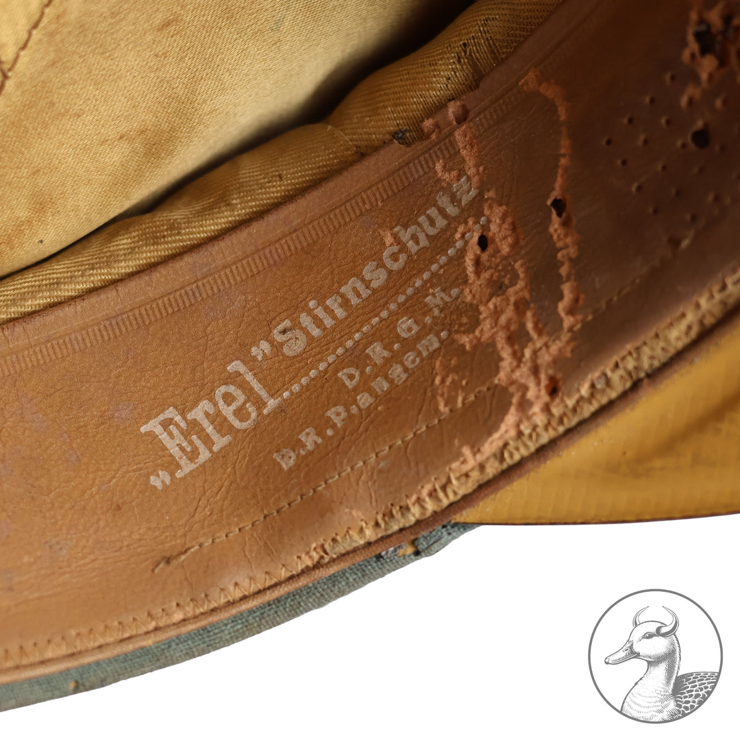 Originale Offiziers-Schirmmütze der Wehrmacht (Heer) Transporttruppe – Hersteller Erel, Berlin

Authentisches und seltenes Sammlerstück aus dem Zeitraum des Dritten Reiches, gefertigt vom renommierten Hersteller Erel (Robert Lubstein, Berlin). Offizier Transporttruppe