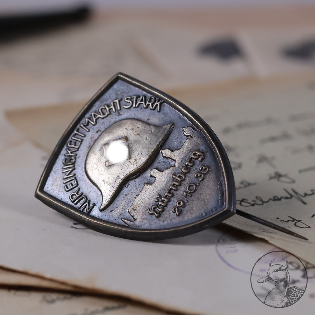 Orginales Tagungsabzeichen Nürnberg 1933 Franken Partei

Tagungsabzeichen aus Blech an langer Nadel im gebrauchtem aber sammelwürdigem Zustand.