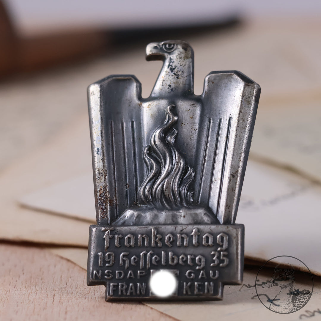Originales Kleinabzeichen Frankentag 1935 Hesselberg NSDAP Gau Franken

Authentisches und seltenes Sammlerstück aus dem Zeitraum des Dritten Reiches.

Treffenabzeichen der Partei in Franken zum sogenannten Frankentag im gebrauchtem aber noch sammelwürdigem Zustand.
