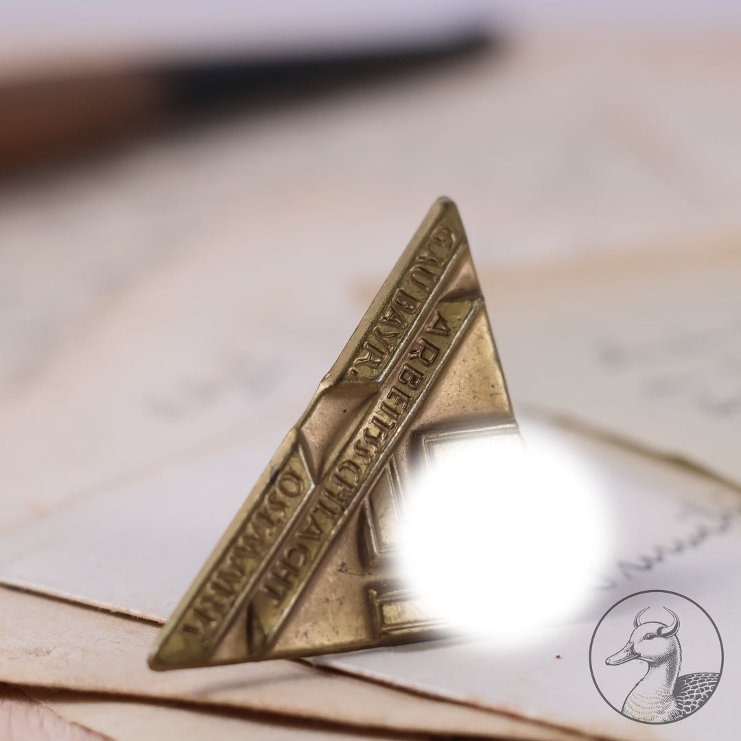 Originales Kleinabzeichen Arbeitsschlacht Gau Bayr. Ostmark

Authentisches und seltenes Sammlerstück aus dem Zeitraum des Dritten Reiches.Kleinabzeichen&nbsp; an Nadel im guten sammelwürdigem Zustand.