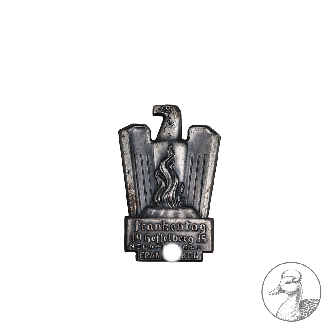 Originales Kleinabzeichen Frankentag 1935 Hesselberg NSDAP Gau Franken

Authentisches und seltenes Sammlerstück aus dem Zeitraum des Dritten Reiches.

Treffenabzeichen der Partei in Franken zum sogenannten Frankentag im gebrauchtem aber noch sammelwürdigem Zustand.