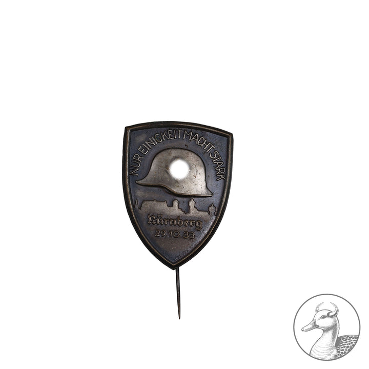Orginales Tagungsabzeichen Nürnberg 1933 Franken Partei

Tagungsabzeichen aus Blech an langer Nadel im gebrauchtem aber sammelwürdigem Zustand.