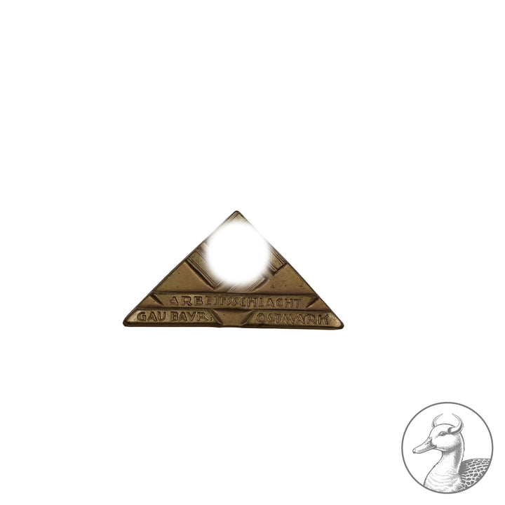 Originales Kleinabzeichen Arbeitsschlacht Gau Bayr. Ostmark

Authentisches und seltenes Sammlerstück aus dem Zeitraum des Dritten Reiches.Kleinabzeichen&nbsp; an Nadel im guten sammelwürdigem Zustand.