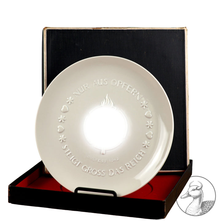 Originaler  Teller der SS-Porzellanmanufaktur Allach Julfest 1942 mit der Aufschrift: Nur aus Opfern steigt groß das Reich. Dazu der extrem seltene originale Verleihungskarton von Allach.
