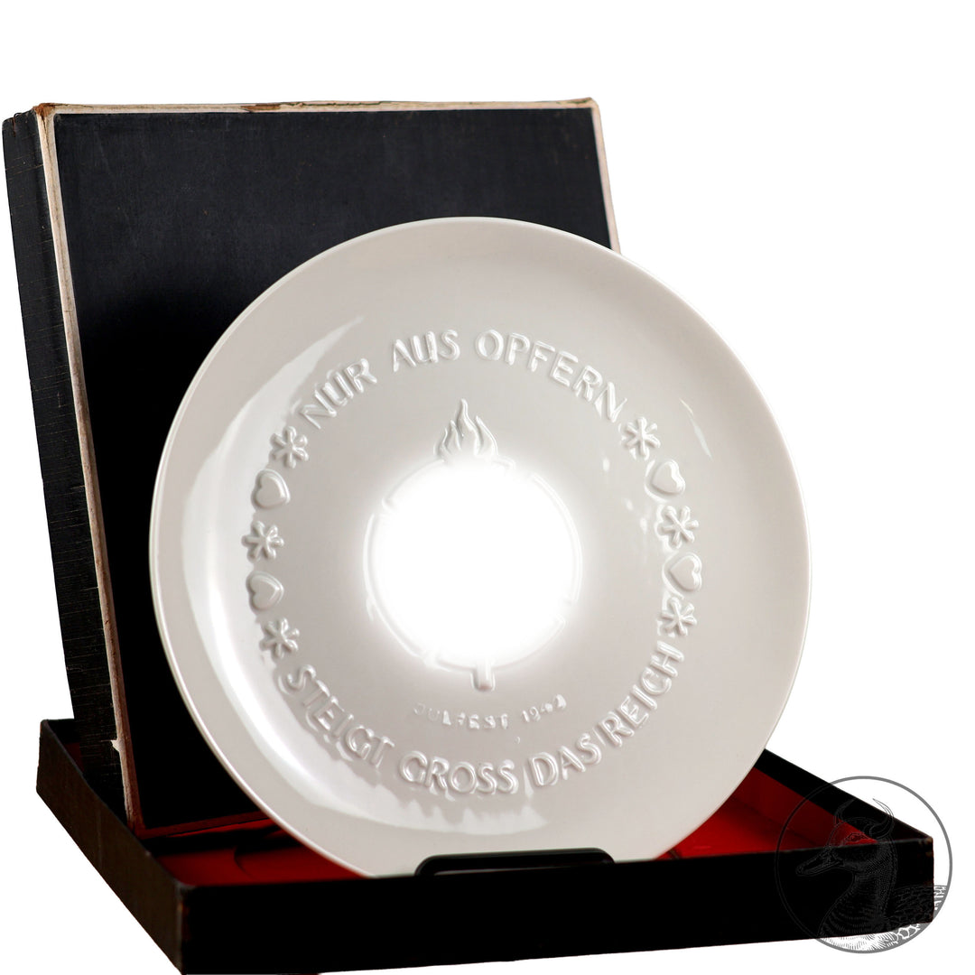 Originaler  Teller der SS-Porzellanmanufaktur Allach Julfest 1942 mit der Aufschrift: Nur aus Opfern steigt groß das Reich. Dazu der extrem seltene originale Verleihungskarton von Allach.
