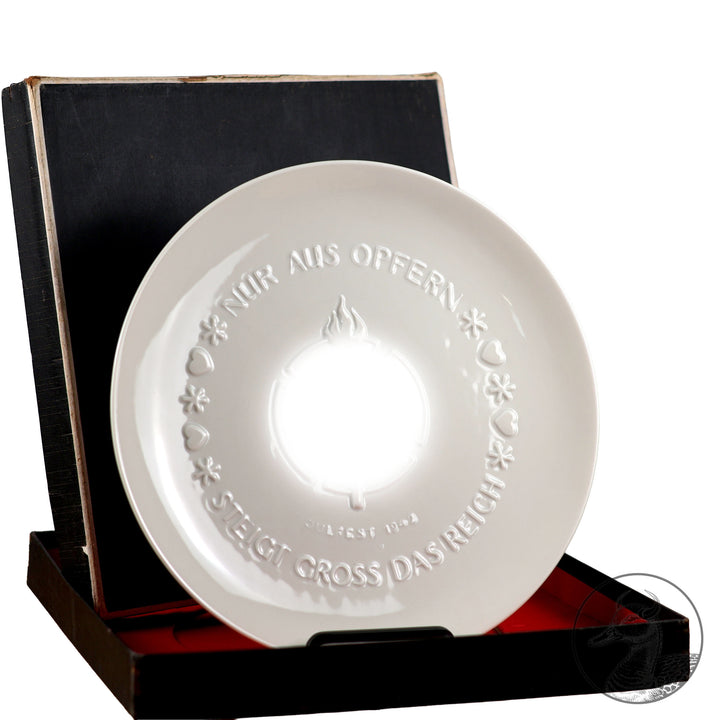 Originaler  Teller der SS-Porzellanmanufaktur Allach Julfest 1942 mit der Aufschrift: Nur aus Opfern steigt groß das Reich. Dazu der extrem seltene originale Verleihungskarton von Allach.
