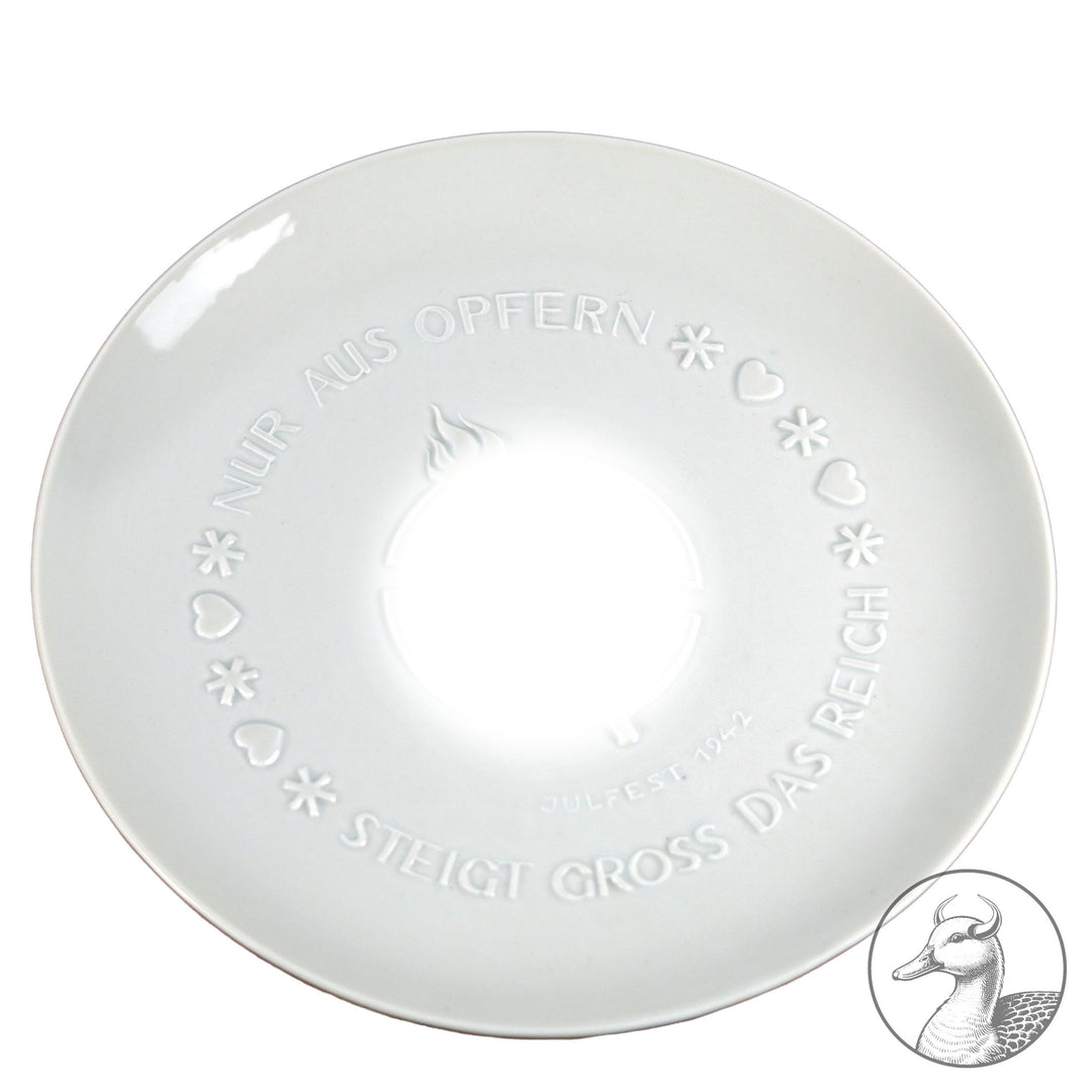 Originaler  Teller der SS-Porzellanmanufaktur Allach Julfest 1942 mit der Aufschrift: Nur aus Opfern steigt groß das Reich. Dazu der extrem seltene originale Verleihungskarton von Allach.
