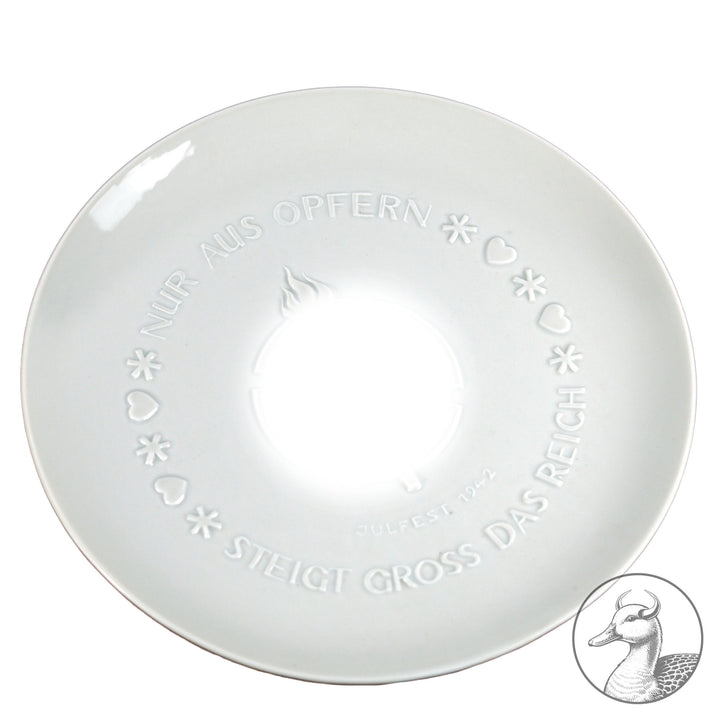 Originaler  Teller der SS-Porzellanmanufaktur Allach Julfest 1942 mit der Aufschrift: Nur aus Opfern steigt groß das Reich. Dazu der extrem seltene originale Verleihungskarton von Allach.
