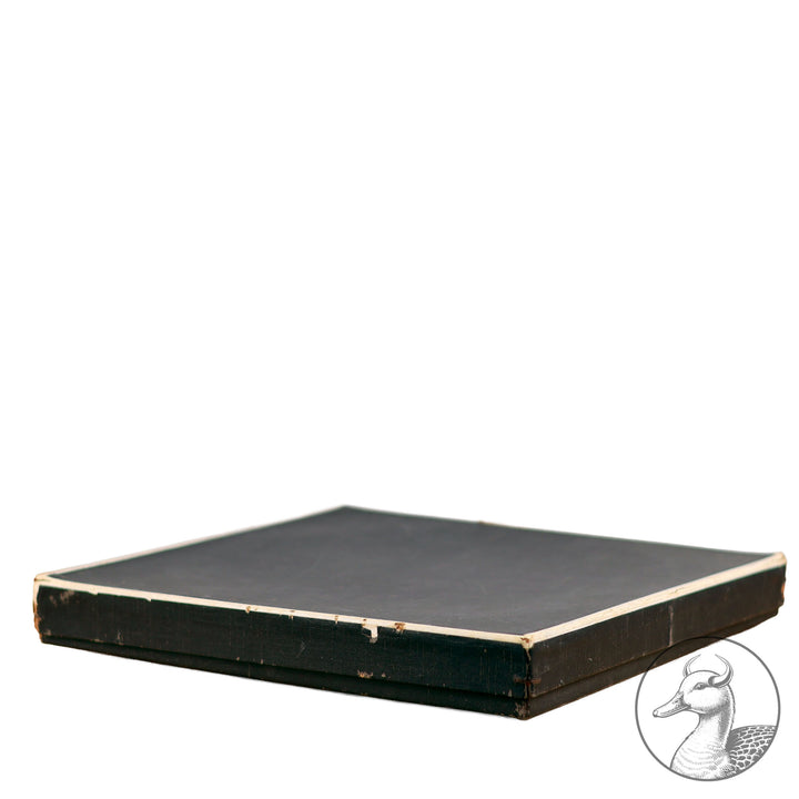 Originaler  Teller der SS-Porzellanmanufaktur Allach Julfest 1942 mit der Aufschrift: Nur aus Opfern steigt groß das Reich. Dazu der extrem seltene originale Verleihungskarton von Allach.
Verleihungskarton von Allach