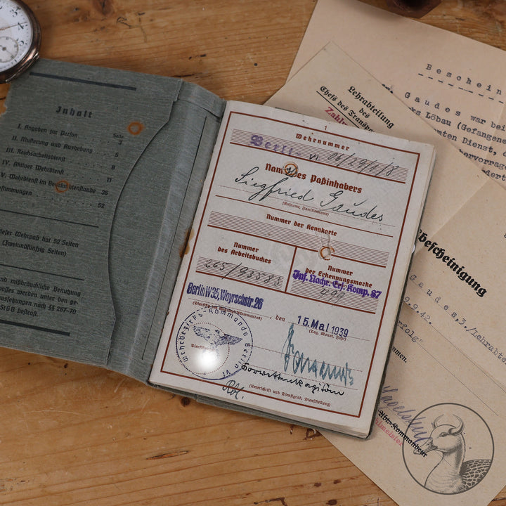 Originaler Wehrpass eines Angehörigen des Strafbataillons 999(Strafdivision). Bandenkampf in Griechenland.

Authentisches und seltenes Zeitdokument aus dem Zeitraum des Dritten Reiches. Soldat war Zuchthauswärter und später Angehöriger des 999 Strafbataillons, welches sich zum großen Teil aus verurteilten Wehrmacht&nbsp; &nbsp;Angehörigen zusammensetzte. Einsätze erfolgten an der Ostfront und dem Balkan bis Griechenland. Seltenes&nbsp; Zeitdokument dieser Strafeinheit.