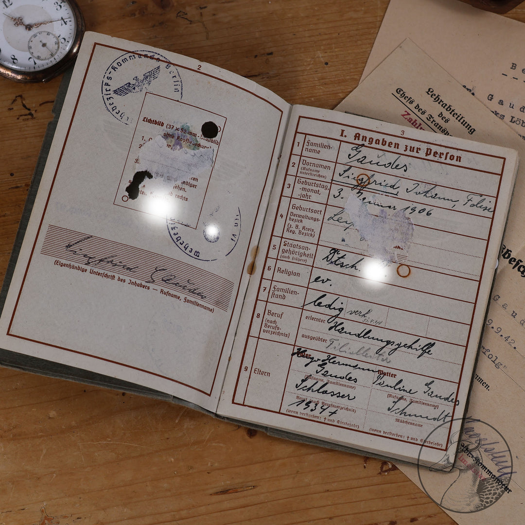 Originaler Wehrpass eines Angehörigen des Strafbataillons 999(Strafdivision). Bandenkampf in Griechenland.

Authentisches und seltenes Zeitdokument aus dem Zeitraum des Dritten Reiches. Soldat war Zuchthauswärter und später Angehöriger des 999 Strafbataillons, welches sich zum großen Teil aus verurteilten Wehrmacht&nbsp; &nbsp;Angehörigen zusammensetzte. Einsätze erfolgten an der Ostfront und dem Balkan bis Griechenland. Seltenes&nbsp; Zeitdokument dieser Strafeinheit.