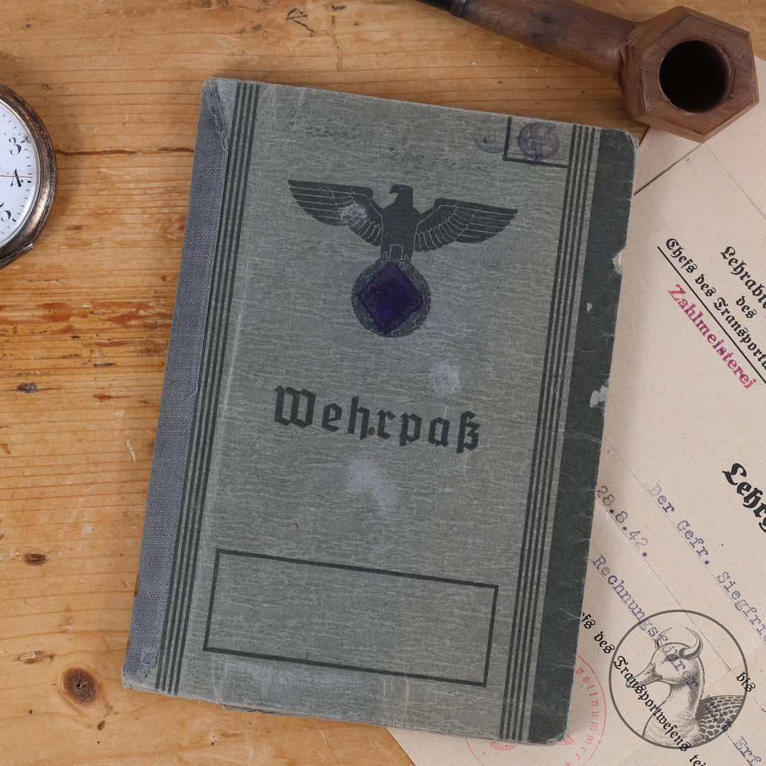 Originaler Wehrpass eines Angehörigen des Strafbataillons 999(Strafdivision). Bandenkampf in Griechenland.

Authentisches und seltenes Zeitdokument aus dem Zeitraum des Dritten Reiches. Soldat war Zuchthauswärter und später Angehöriger des 999 Strafbataillons, welches sich zum großen Teil aus verurteilten Wehrmacht&nbsp; &nbsp;Angehörigen zusammensetzte. Einsätze erfolgten an der Ostfront und dem Balkan bis Griechenland. Seltenes&nbsp; Zeitdokument dieser Strafeinheit.