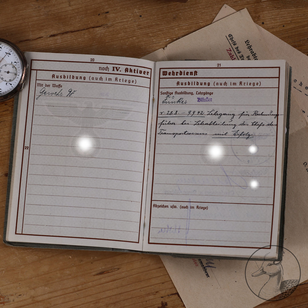 Originaler Wehrpass eines Angehörigen des Strafbataillons 999(Strafdivision). Bandenkampf in Griechenland.

Authentisches und seltenes Zeitdokument aus dem Zeitraum des Dritten Reiches. Soldat war Zuchthauswärter und später Angehöriger des 999 Strafbataillons, welches sich zum großen Teil aus verurteilten Wehrmacht&nbsp; &nbsp;Angehörigen zusammensetzte. Einsätze erfolgten an der Ostfront und dem Balkan bis Griechenland. Seltenes&nbsp; Zeitdokument dieser Strafeinheit.