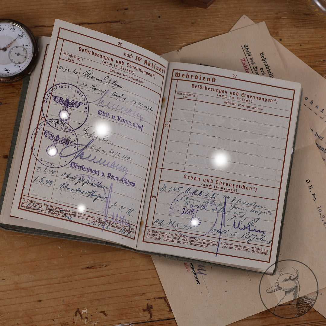 Originaler Wehrpass eines Angehörigen des Strafbataillons 999(Strafdivision). Bandenkampf in Griechenland.

Authentisches und seltenes Zeitdokument aus dem Zeitraum des Dritten Reiches. Soldat war Zuchthauswärter und später Angehöriger des 999 Strafbataillons, welches sich zum großen Teil aus verurteilten Wehrmacht&nbsp; &nbsp;Angehörigen zusammensetzte. Einsätze erfolgten an der Ostfront und dem Balkan bis Griechenland. Seltenes&nbsp; Zeitdokument dieser Strafeinheit.