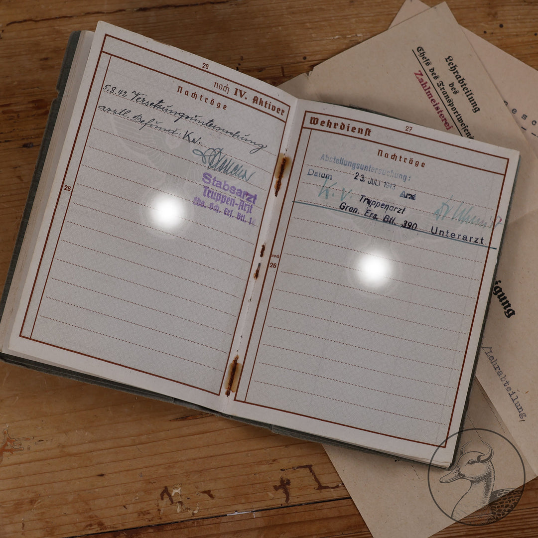 Originaler Wehrpass eines Angehörigen des Strafbataillons 999(Strafdivision). Bandenkampf in Griechenland.

Authentisches und seltenes Zeitdokument aus dem Zeitraum des Dritten Reiches. Soldat war Zuchthauswärter und später Angehöriger des 999 Strafbataillons, welches sich zum großen Teil aus verurteilten Wehrmacht&nbsp; &nbsp;Angehörigen zusammensetzte. Einsätze erfolgten an der Ostfront und dem Balkan bis Griechenland. Seltenes&nbsp; Zeitdokument dieser Strafeinheit.