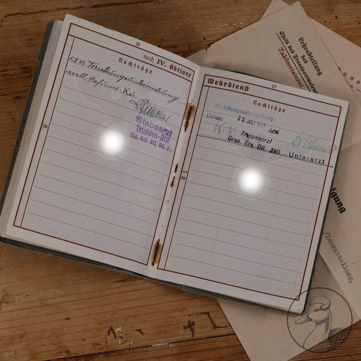 Originaler Wehrpass eines Angehörigen des Strafbataillons 999(Strafdivision). Bandenkampf in Griechenland.

Authentisches und seltenes Zeitdokument aus dem Zeitraum des Dritten Reiches. Soldat war Zuchthauswärter und später Angehöriger des 999 Strafbataillons, welches sich zum großen Teil aus verurteilten Wehrmacht&nbsp; &nbsp;Angehörigen zusammensetzte. Einsätze erfolgten an der Ostfront und dem Balkan bis Griechenland. Seltenes&nbsp; Zeitdokument dieser Strafeinheit.