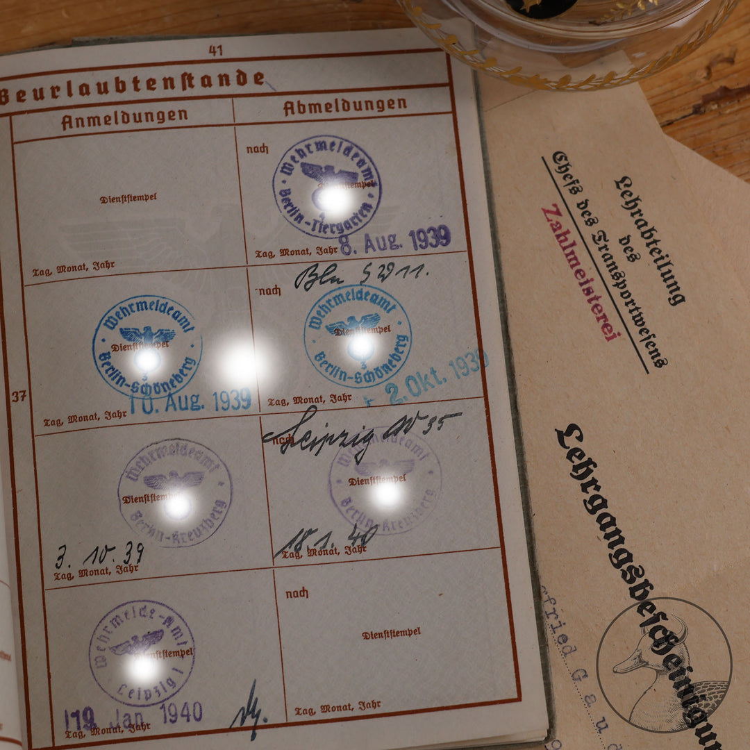 Originaler Wehrpass eines Angehörigen des Strafbataillons 999(Strafdivision). Bandenkampf in Griechenland.

Authentisches und seltenes Zeitdokument aus dem Zeitraum des Dritten Reiches. Soldat war Zuchthauswärter und später Angehöriger des 999 Strafbataillons, welches sich zum großen Teil aus verurteilten Wehrmacht&nbsp; &nbsp;Angehörigen zusammensetzte. Einsätze erfolgten an der Ostfront und dem Balkan bis Griechenland. Seltenes&nbsp; Zeitdokument dieser Strafeinheit.