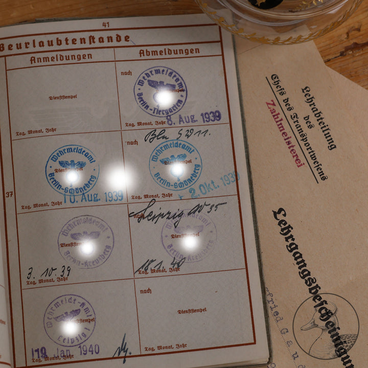 Originaler Wehrpass eines Angehörigen des Strafbataillons 999(Strafdivision). Bandenkampf in Griechenland.

Authentisches und seltenes Zeitdokument aus dem Zeitraum des Dritten Reiches. Soldat war Zuchthauswärter und später Angehöriger des 999 Strafbataillons, welches sich zum großen Teil aus verurteilten Wehrmacht&nbsp; &nbsp;Angehörigen zusammensetzte. Einsätze erfolgten an der Ostfront und dem Balkan bis Griechenland. Seltenes&nbsp; Zeitdokument dieser Strafeinheit.